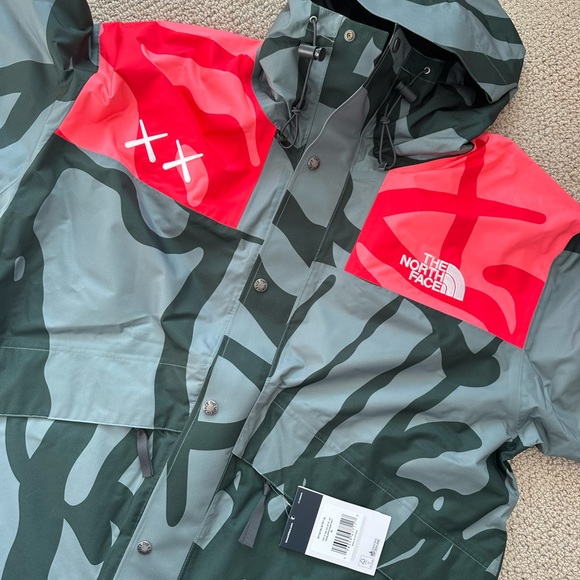KAWS x North Face coat - Picture 3 of 8